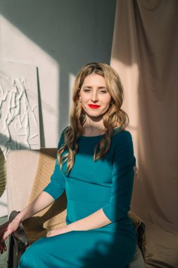 Fotokopi odasında güzel bir kadının portresi.