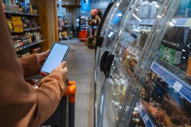 Bakkal alışverişi telefonları kadınların elinde. Boşlukları kopyala.