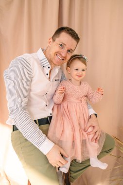 Stüdyoda küçük kızıyla babasının portresi.