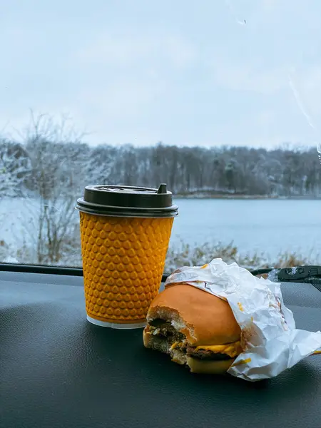 Burger Koffiemok Auto Dashboard Kopieerruimte — Stockfoto