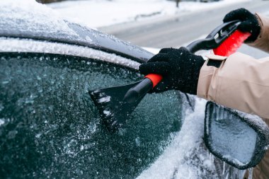 Kış fırtınasından sonra buzdan temiz araba.