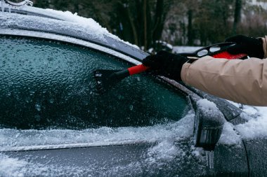 Kış fırtınasından sonra buzdan temiz araba.