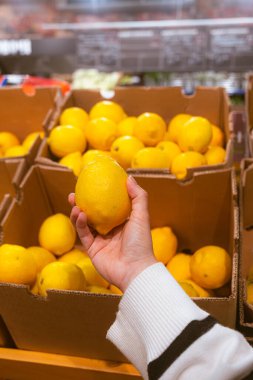 Marketteki raflardan limon alan el kopyalama alanı