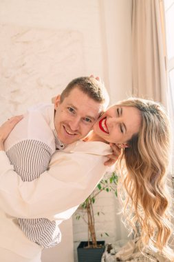 Güzel çift sarılma portresi