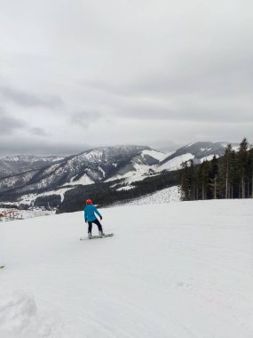 Kayak pistindeki snowboardçu arka plan fotokopi alanı üzerinde manzara