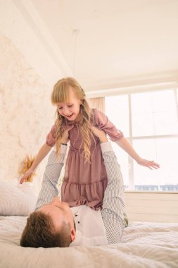 Baba ve kızı eğlenceli duygular yaşıyor.