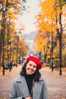 Şehir parkında sonbahar kıyafetli güzel kadın fotokopi alanı