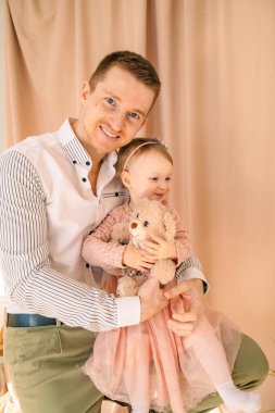 Stüdyoda küçük kızıyla babasının portresi.