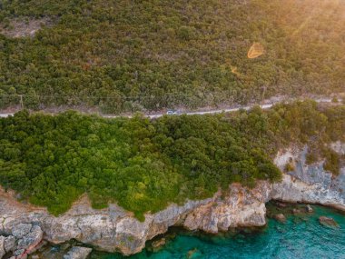 Deniz kıyısındaki fotokopi alanının yanında giden arabanın genel görünümü