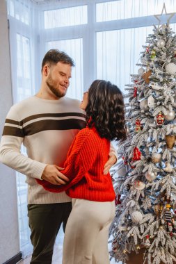 Güzel bir çift Noel ağacı önünde dans ediyor kış tatili