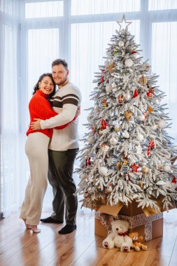 Güzel bir çift Noel ağacı önünde dans ediyor kış tatili