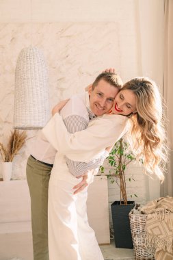 Güzel çift sarılma portresi