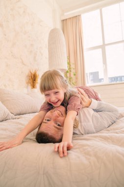 Baba ve kızı eğlenceli duygular yaşıyor.