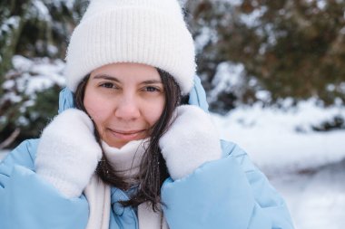 Kadının portresi soğuk kış gününde dışarıda donuyor. Kopya uzayı.