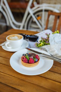 Kahvaltı zamanı, kahveli tatlı ve dergi.