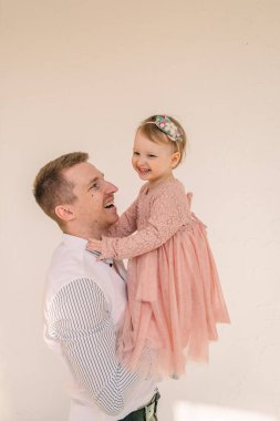 Baba ve kızı eğlenceli duygular yaşıyor.