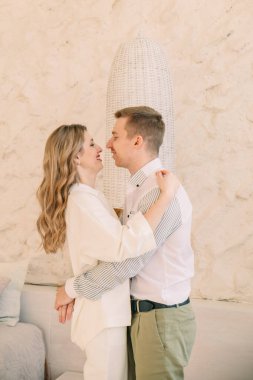 Güzel çift sarılma portresi