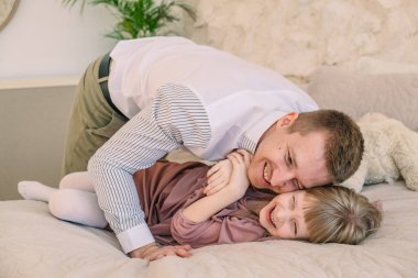 Baba ve kızı eğlenceli duygular yaşıyor.