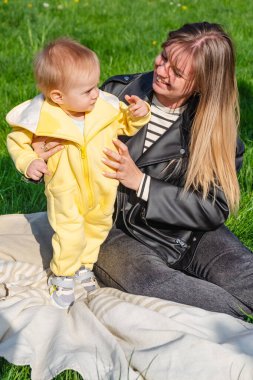 Parkta yakalanan anne ile oğul arasındaki sevgi bağı.