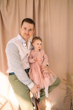 Stüdyoda küçük kızıyla babasının portresi.