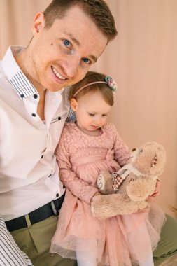 Stüdyoda küçük kızıyla babasının portresi.