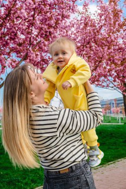 Annenin oğlunu pembe kiraz ağaçları altında kucağına aldığı o hassas an.