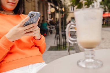 Kadınların elinde telefon Kopyalama alanını kapat