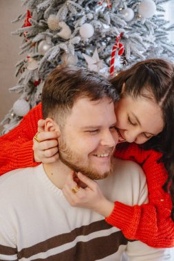 Arka planda güzel bir çiftin portresi var.