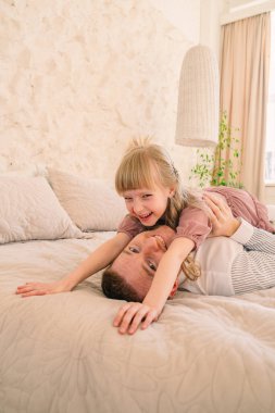 Baba ve kızı eğlenceli duygular yaşıyor.