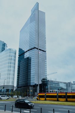 Şehirde 27 Mayıs 2022 'de etkileyici yüksek binalar inşa edilmiş. Varşova, Polonya.