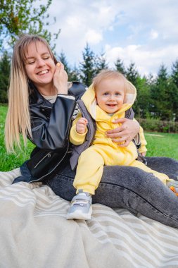 Anne ve oğlunun parkta sevgi dolu bir anı.