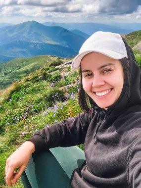 kadın dağın zirvesinde