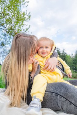 Doğadaki anne ve bebeğin şefkatli anı.