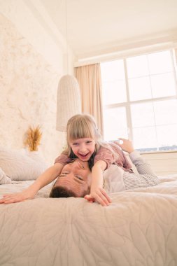 Baba ve kızı eğlenceli duygular yaşıyor.