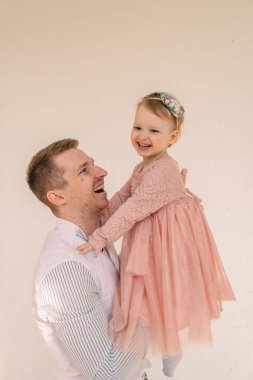 Baba ve kızı eğlenceli duygular yaşıyor.