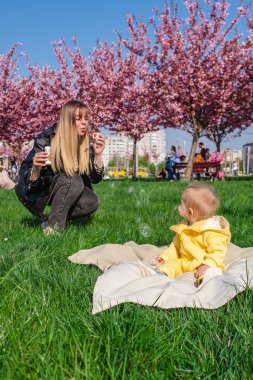 Anne ve oğlunun kabarcıklarla oynadığı bahar günüydü.