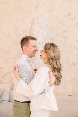 Güzel çift sarılma portresi