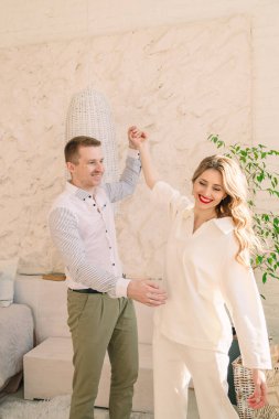 Güzel çift sarılma portresi