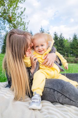Anne ve oğlunun parkta sevgi dolu bir anı.