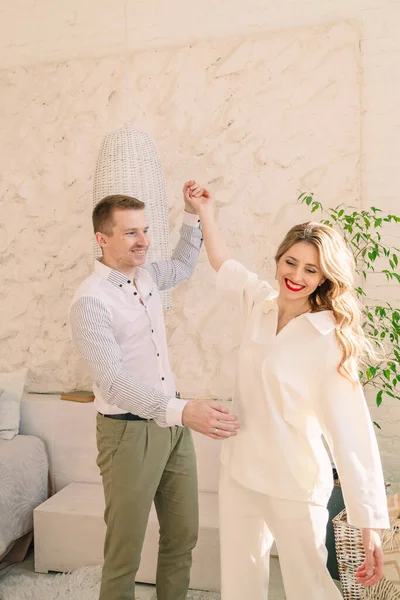 Güzel çift sarılma portresi