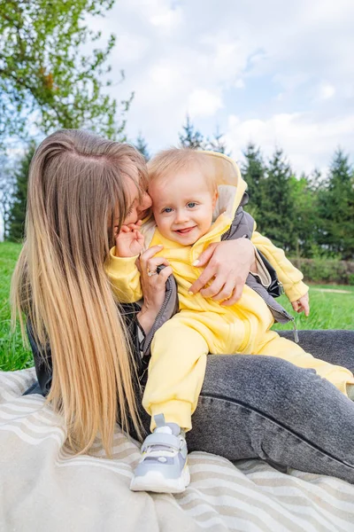 Anne ve oğlunun parkta sevgi dolu bir anı.