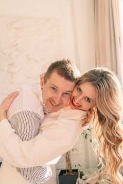 Güzel çift sarılma portresi