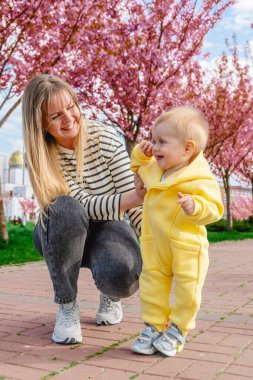 Sevgi dolu annelerle bebek adımları yardım eder