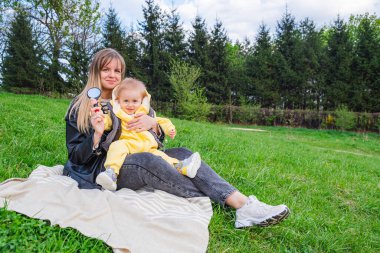 Annesinin oğlunu bahar parkında kucağına aldığı o hassas an.