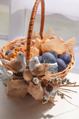 Yumurta ve kraker dolu Paskalya sepeti. Kırsal biçim.