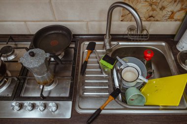 Kirli bulaşıklar lavaboda.