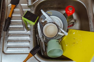 Kirli bulaşıklar lavaboda.