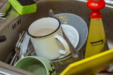 Kirli bulaşıklar lavaboda.