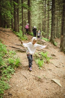 Çocuk ailesiyle yürüyüşe çıktı.