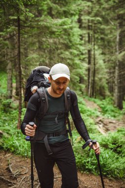 Ormanda Bebekli Adam